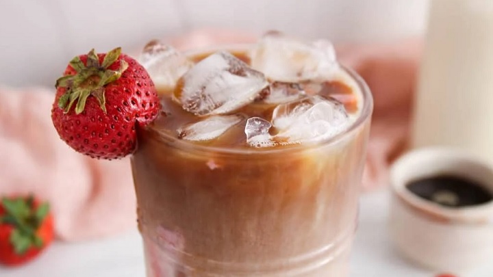 آیس کافی توت فرنگی آیس کافی توت فرنگی