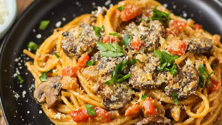 طرز تهیه اسپاگتی سیر و قارچ با گوجه فرنگی طرز تهیه اسپاگتی سیر و قارچ با گوجه فرنگی