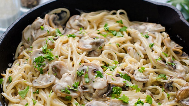 مراحل تهیه اسپاگتی سیر و قارچ مراحل تهیه اسپاگتی سیر و قارچ