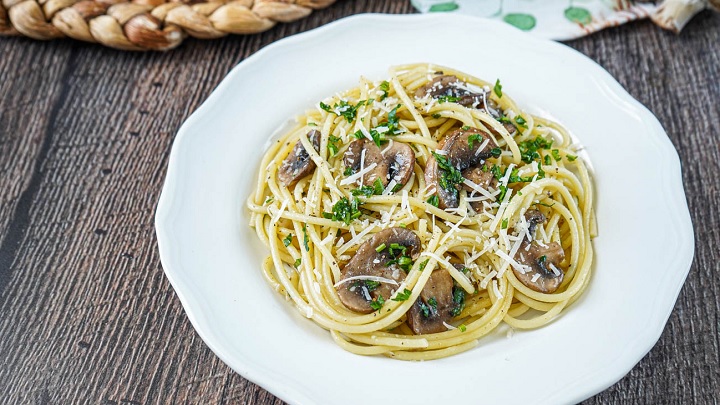 نکات و فوت و فنهای تهیه اسپاگتی سیر و قارچ نکات و فوت و فنهای تهیه اسپاگتی سیر و قارچ