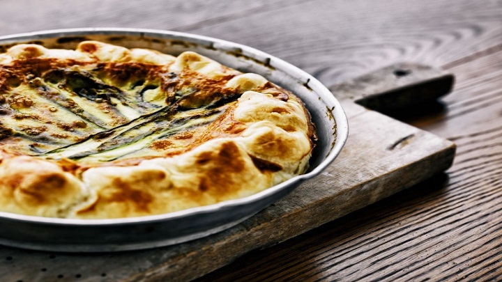 قرار دادن مواد گراتن کدو سبز در ظرف قرار دادن مواد گراتن کدو سبز در ظرف