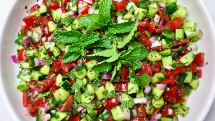 سالاد شیرازی با گوجه سبز سالاد شیرازی با گوجه سبز