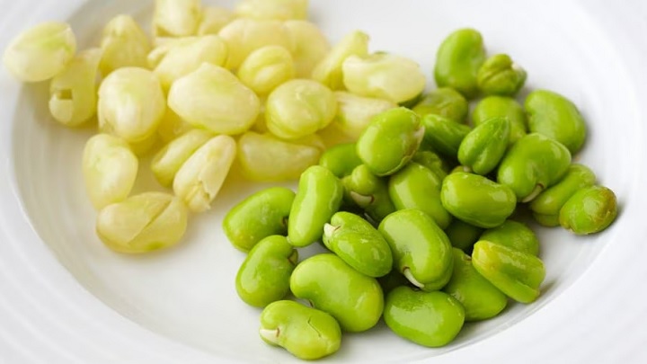 پوست دوم باقلا را جدا کنید پوست دوم باقلا را جدا کنید