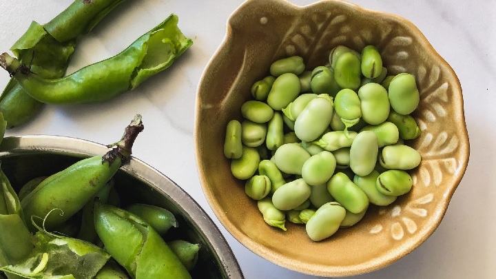 باقلا را از غلاف آن جدا کنید باقلا را از غلاف آن جدا کنید