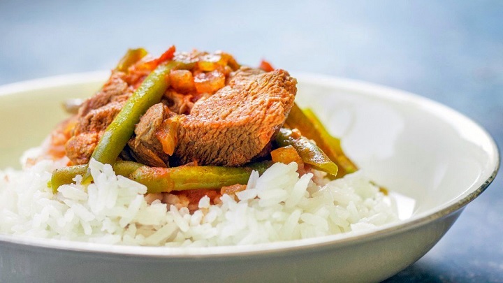 گوشت را بپزید برای خورشت لوبیا سبز گوشت را بپزید برای خورشت لوبیا سبز