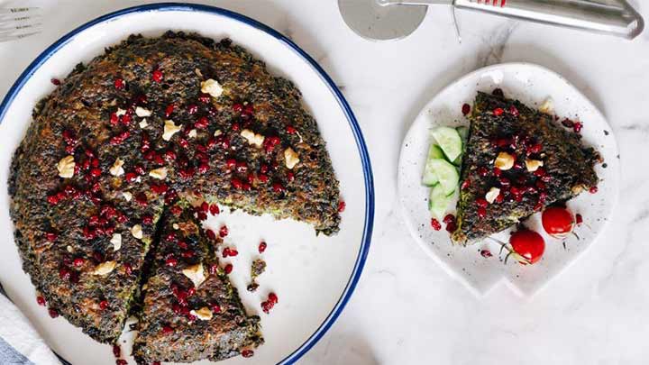 مراحل تهیه کوکو سبزی با زرشک و گردو مراحل تهیه کوکو سبزی با زرشک و گردو