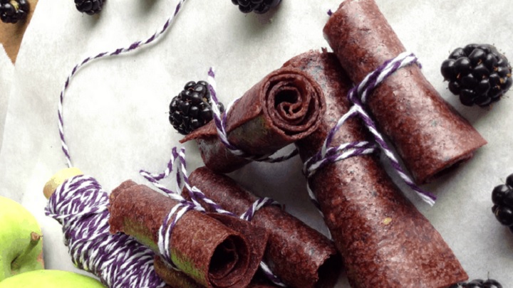 طرز تهیه لواشک توت سیاه و سفید در فر