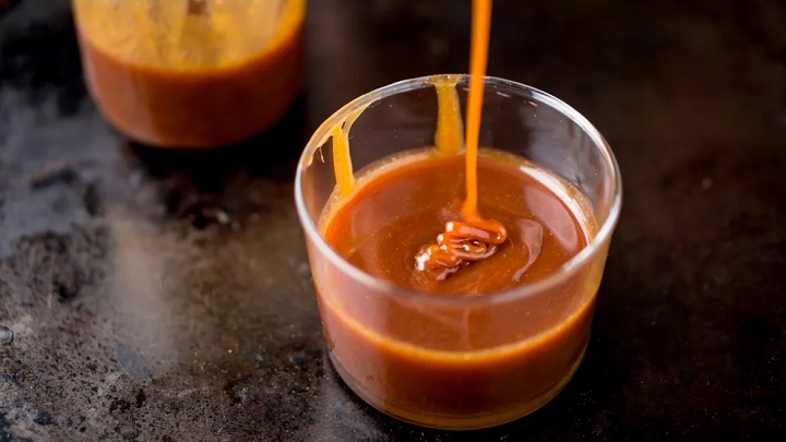 مراحل تهیه مربای شیر با شیره انگور