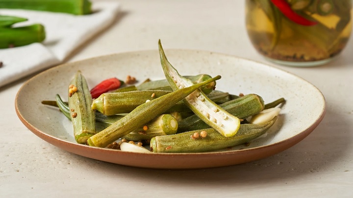 مراحل تهیه شور بامیه مراحل تهیه شور بامیه