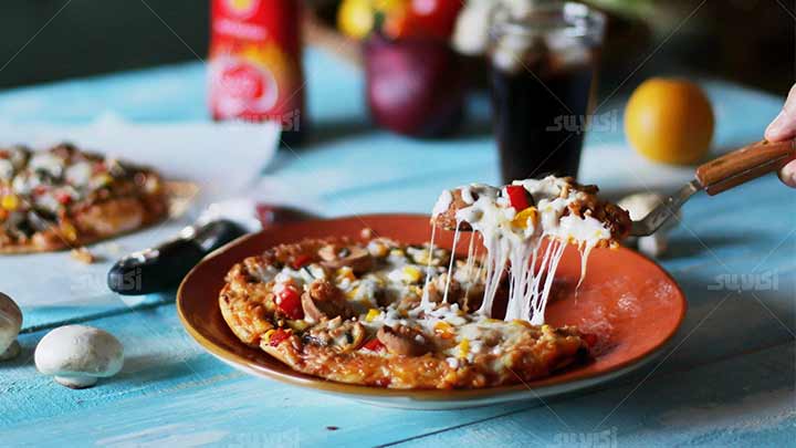 مراحل تهیه پیتزا گوشت و قارچ مراحل تهیه پیتزا گوشت و قارچ