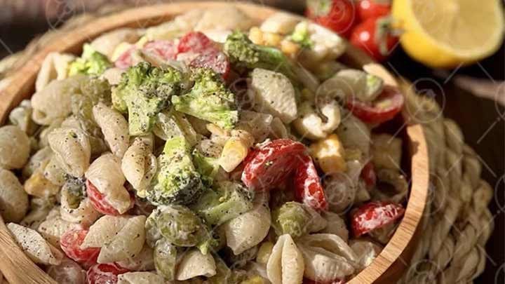 مراحل تهیه سالاد ماکارونی با ژامبون