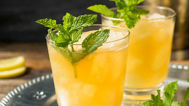 مراحل تهیه شربت عرق کاسنی و زعفران مراحل تهیه شربت عرق کاسنی و زعفران