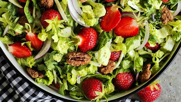 سالاد توت فرنگی و کاهو سالاد توت فرنگی و کاهو