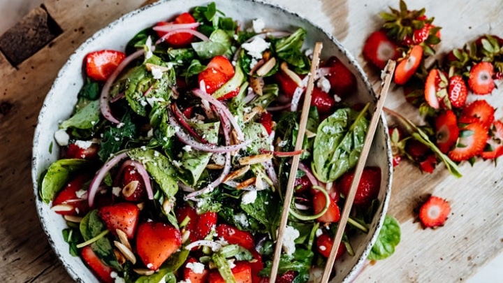 مراحل تهیه سالاد سبزیجات و توت فرنگی مراحل تهیه سالاد سبزیجات و توت فرنگی