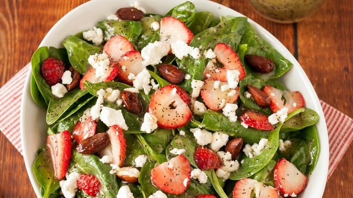 طرز تهیه سالاد اسفناج و توت فرنگی