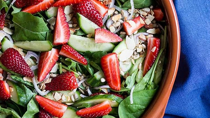 سالاد سبزیجات و توت فرنگی سالاد سبزیجات و توت فرنگی