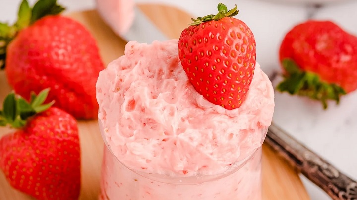 مراحل تهیه کره توت فرنگی برای صبحانه مراحل تهیه کره توت فرنگی برای صبحانه