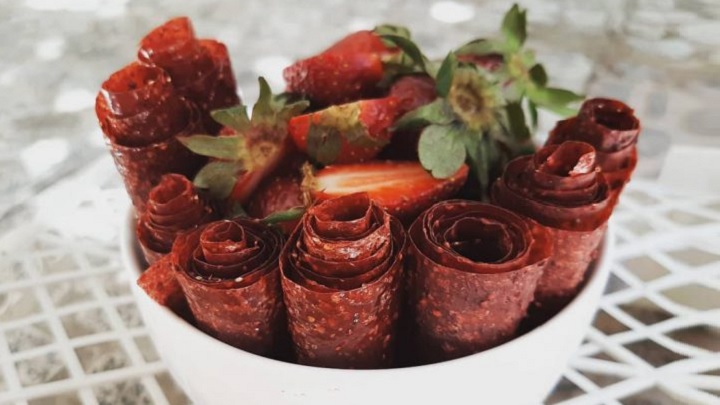 مراحل تهیه لواشک توت فرنگی مراحل تهیه لواشک توت فرنگی