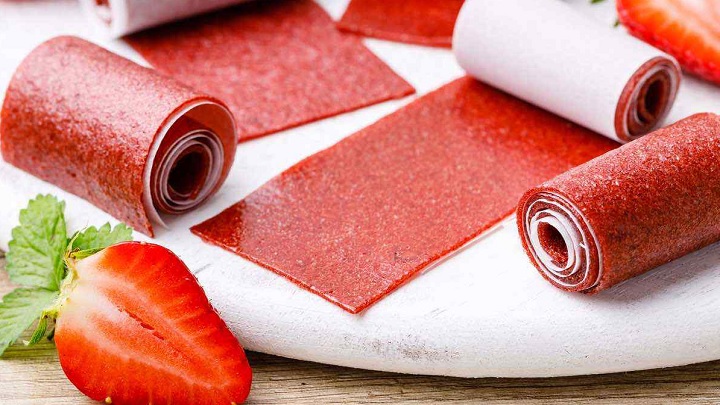 طرز تهیه لواشک توت فرنگی در آفتاب طرز تهیه لواشک توت فرنگی در آفتاب