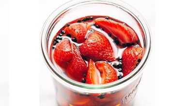 طرز تهیه ترشی توت فرنگی؛ خاص و خوشمزه