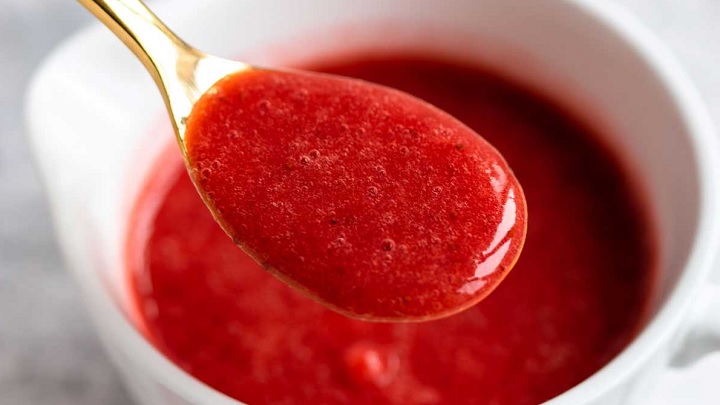 مراحل تهیه سس توت فرنگی با ماست