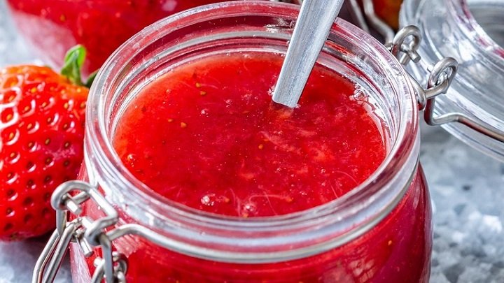 طرز تهیه سس توت فرنگی با نشاسته ذرت