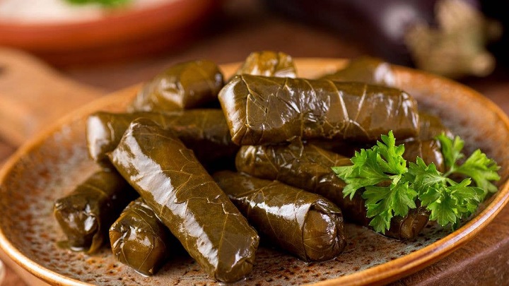 مراحل تهیه دلمه برگ مو ترکیهای بدون گوشت مراحل تهیه دلمه برگ مو ترکیهای بدون گوشت