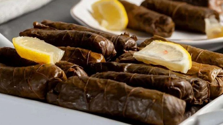 مراحل تهیه دلمه برگ مو ترکیهای با گوشت چرخ کرده مراحل تهیه دلمه برگ مو ترکیهای با گوشت چرخ کرده