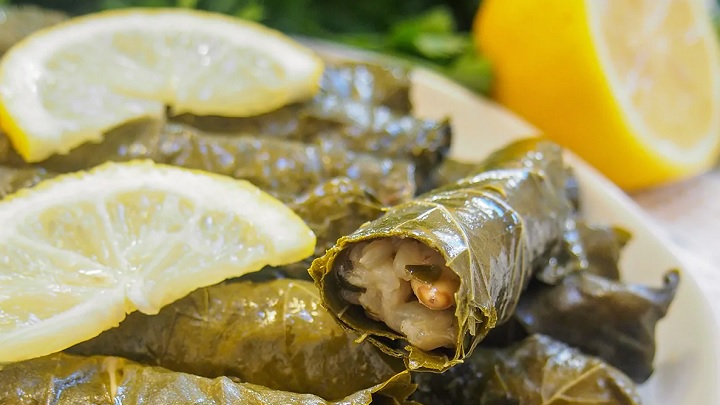 طرز تهیه دلمه برگ مو با بلغور گندم طرز تهیه دلمه با بلغور گندم