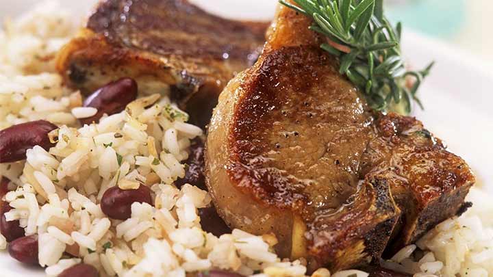 پلو گوشت و لوبیا از غذاهای خوشمزه با برنج قهوهای پلو گوشت و لوبیا از غذاهای خوشمزه با برنج قهوهای