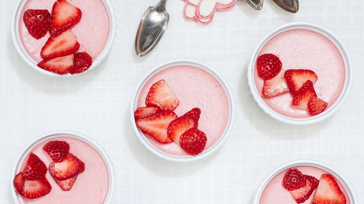 خامه و شکر را ترکیب کنید برای کرم باترمیلک توت فرنگی