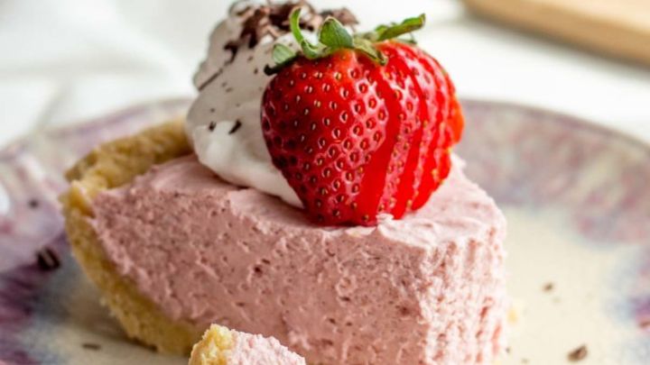 مراحل تهیه پای توت فرنگی خامهای مراحل تهیه پای توت فرنگی خامهای