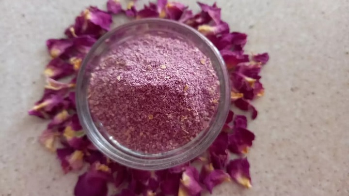 طرز تهیه پودر گل سرخ خانگی با گل خشک