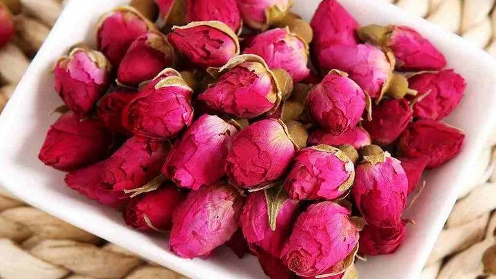 خشک کردن گل محمدی در پلاستیک هوا خشک کردن گل محمدی در پلاستیک هوا