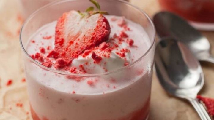 مراحل تهیه کرم انگلیسی با توت فرنگی