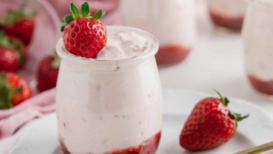طرز تهیه کرم انگلیسی با توت فرنگی: دسری خنک و خوشمزه