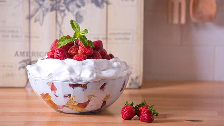 کاربردهای کرم انگلیسی با توت فرنگی کاربردهای کرم انگلیسی با توت فرنگی