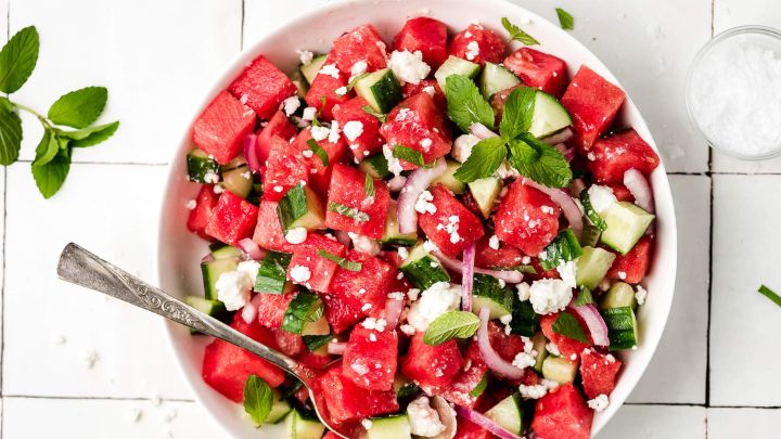 مراحل تهیه سالاد هندوانه یونانی مراحل تهیه سالاد هندوانه یونانی