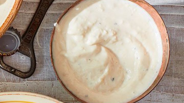 مراحل تهیه سس سیر مراحل تهیه سس سیر