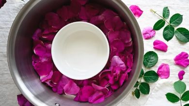 4 روش طرز تهیه گلاب ساده؛ با قابلمه در خانه