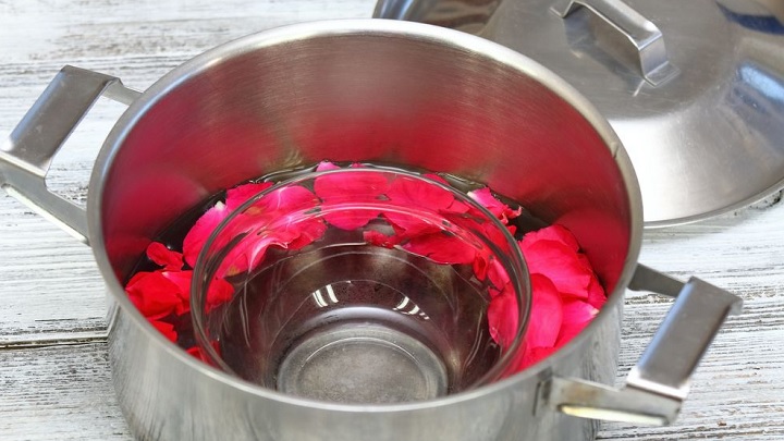 قابلمه را روی حرارت قرار دهید برای تهیه گلاب خانگی قابلمه را روی حرارت قرار دهید برای تهیه گلاب خانگی