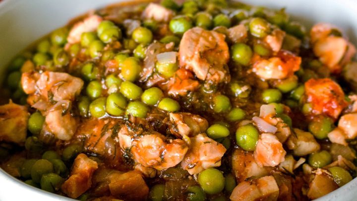 مراحل تهیه خوراک مرغ و نخود فرنگی