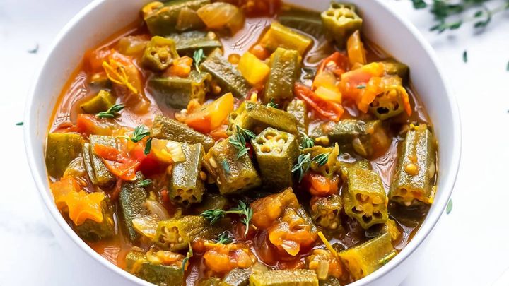 نکات و فوت و فنهای تهیه خوراک بامیه با گوجه و سیب زمینی نکات و فوت و فنهای تهیه خوراک بامیه با گوجه و سیب زمینی