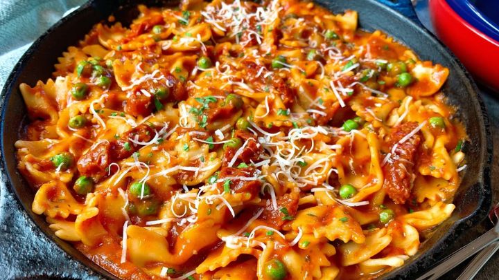 مراحل تهیه پاستا با سس گوجه و نخود فرنگی