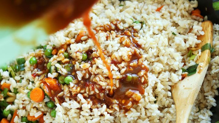 سالاد با سبزیجات و سس وینیگرت از غذاهای خوشمزه با برنج قهوهای سالاد با سبزیجات و سس وینیگرت از غذاهای خوشمزه با برنج قهوهای