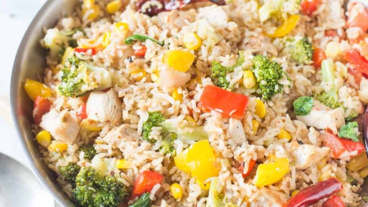 پلو مرغ و سبزیجات از غذاهای خوشمزه با برنج قهوهای پلو مرغ و سبزیجات از غذاهای خوشمزه با برنج قهوهای