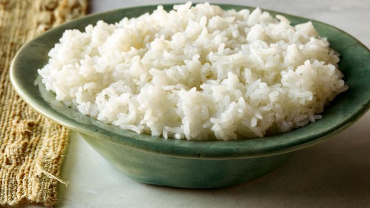 نگهداری برنج دودی در ظروف در دار نگهداری برنج دودی در ظروف در دار