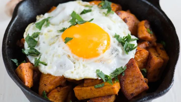 هش سیب زمینی شیرین (سیب زمینی شیرین و تخم مرغ) از صبحانه های کم کالری