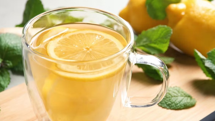 درمان فوری کبد چرب با مصرف آب گرم با آبلیمو ناشتا