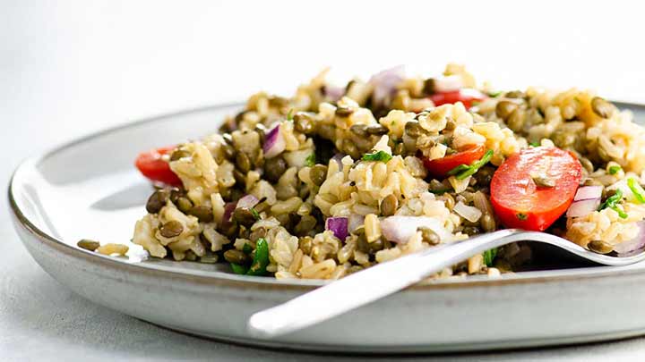 عدس پلو از غذاهای خوشمزه با برنج قهوهای عدس پلو از غذاهای خوشمزه با برنج قهوهای